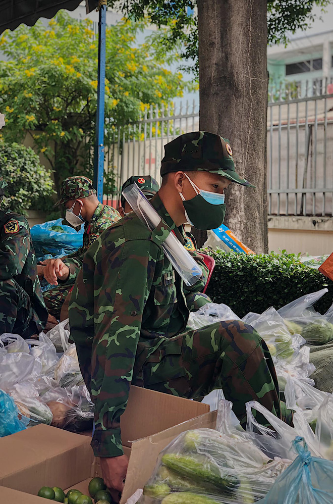 Chùm ảnh các chiến sĩ bộ đội tỉ mỉ sắp xếp từng phần quà, trao tận tay người dân Sài Gòn: Vừa nhanh nhẹn mà rất nề nếp, kỷ cương - Ảnh 6.