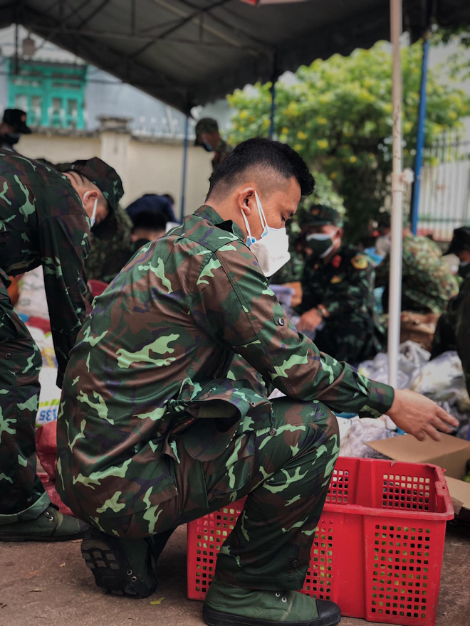 Chùm ảnh các chiến sĩ bộ đội tỉ mỉ sắp xếp từng phần quà, trao tận tay người dân Sài Gòn: Vừa nhanh nhẹn mà rất nề nếp, kỷ cương - Ảnh 7.