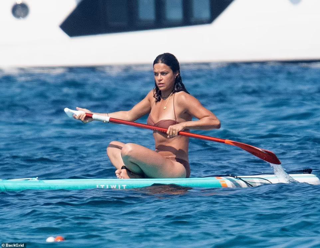 Đả nữ Letty của Fast & Furious khoe dáng với bikini ở biển - Ảnh 7.