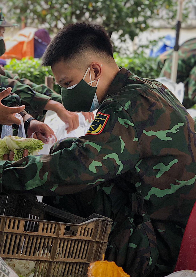 Chùm ảnh các chiến sĩ bộ đội tỉ mỉ sắp xếp từng phần quà, trao tận tay người dân Sài Gòn: Vừa nhanh nhẹn mà rất nề nếp, kỷ cương - Ảnh 8.
