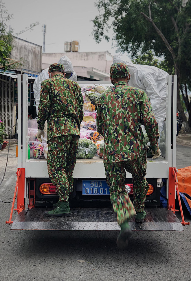 Chùm ảnh các chiến sĩ bộ đội tỉ mỉ sắp xếp từng phần quà, trao tận tay người dân Sài Gòn: Vừa nhanh nhẹn mà rất nề nếp, kỷ cương - Ảnh 9.