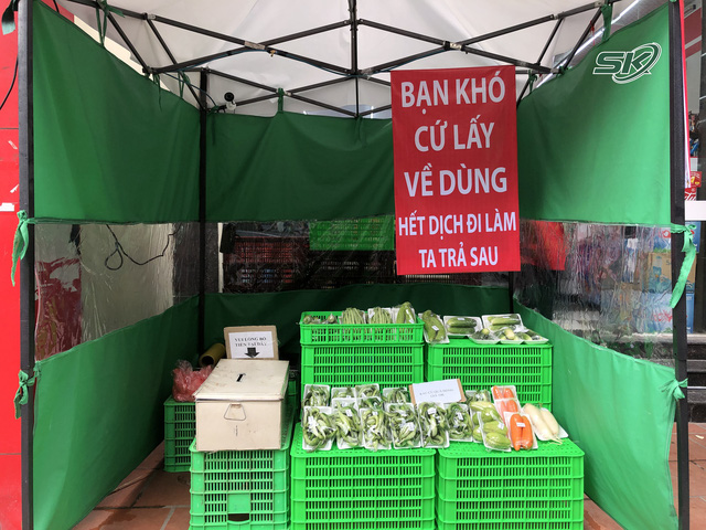  “Cửa hàng giãn cách không người bán” đồng giá 10k, người khó khăn ở Hà Nội cứ đến lấy về dùng, tiền trả “lúc nào cũng được”  - Ảnh 1.