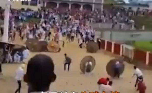 Clip: Lễ hội truyền thống cầm đá ném vào mặt nhau tại Ấn Độ, 75 dân làng bị thương sau 7 phút khai mạc nên phải hủy kèo - Ảnh 4.
