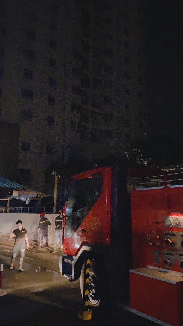 Nửa đêm vợ cũ Hoài Lâm ôm 2 con tháo chạy khỏi chung cư, trải qua 1 tiếng hoảng hồn vì vụ nổ nguy hiểm - Ảnh 4.