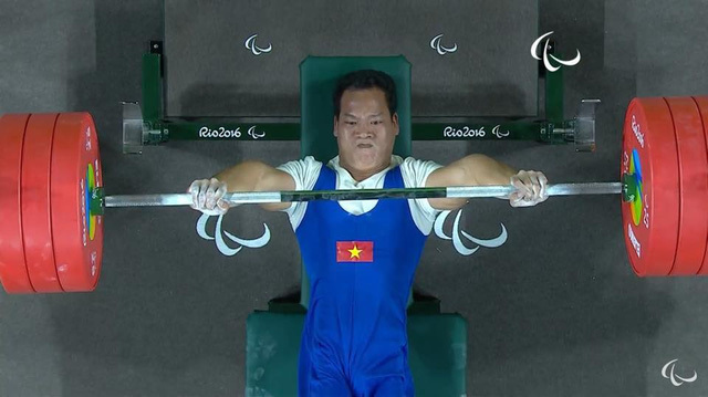Nặng hơn đối thủ chỉ 0,1 kg, lực sĩ Việt Nam hụt HCV Paralympics theo kịch bản đáng tiếc - Ảnh 1.