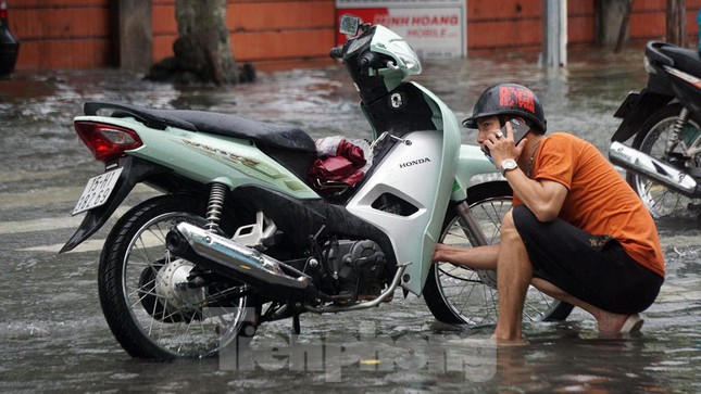 Mưa lớn ở Hải Phòng, nhiều tuyến phố ngập trong biển nước, xe chết máy la liệt - Ảnh 4.