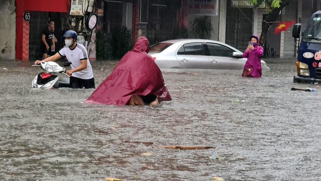 Mưa lớn ở Hải Phòng, nhiều tuyến phố ngập trong biển nước, xe chết máy la liệt - Ảnh 3.