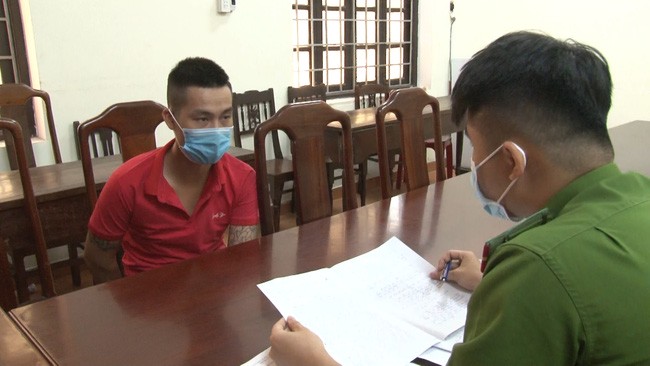 2 đối tượng táo tợn xông vào nhà, cướp điện thoại trên tay cháu bé 9 tuổi - Ảnh 1.