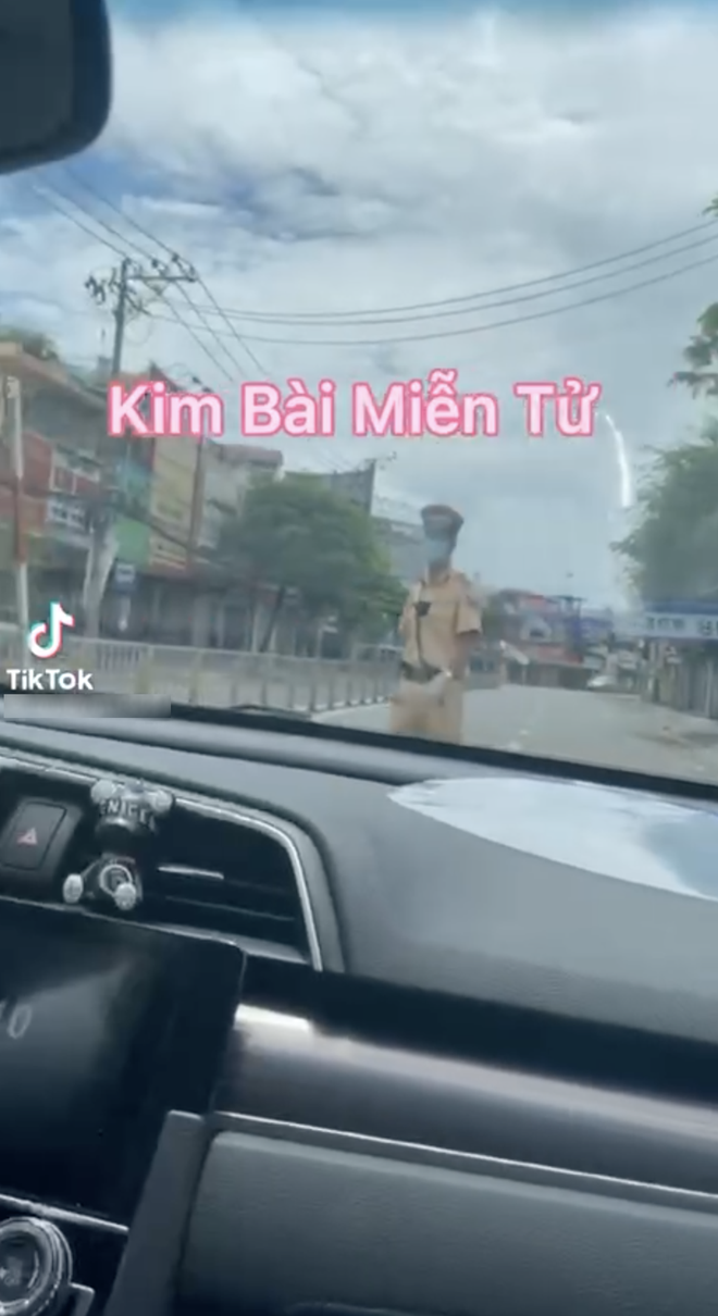 Xôn xao clip cô gái đánh ô tô thông chốt giữa mùa dịch, viết caption kim bài miễn tử khiến netizen sôi máu - Ảnh 1.