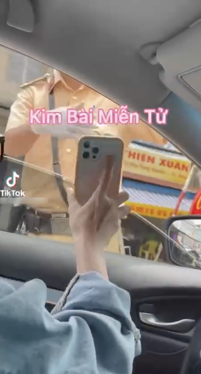 Xôn xao clip cô gái đánh ô tô thông chốt giữa mùa dịch, viết caption kim bài miễn tử khiến netizen sôi máu - Ảnh 2.