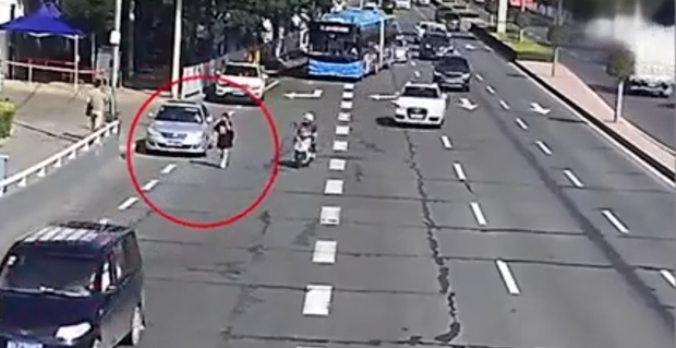 Mải bấm điện thoại khi qua đường khiến 3 ô tô đâm nhau, cô gái thản nhiên bỏ đi mặc kệ tài xế ngơ ngác - Ảnh 2.