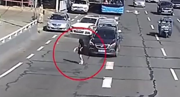 Mải bấm điện thoại khi qua đường khiến 3 ô tô đâm nhau, cô gái thản nhiên bỏ đi mặc kệ tài xế ngơ ngác - Ảnh 3.