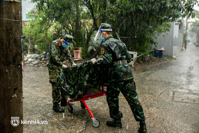 Các chiến sĩ bộ binh dầm mưa, mang rau củ tự tay trồng tặng bà con Sài Gòn khiến ai cũng xúc động: “Thấy mấy chú vất vả mà sao thương quá” - Ảnh 13.