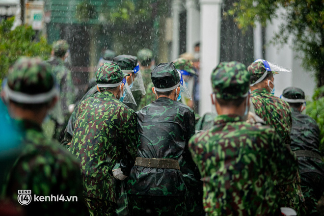 Các chiến sĩ bộ binh dầm mưa, mang rau củ tự tay trồng tặng bà con Sài Gòn khiến ai cũng xúc động: “Thấy mấy chú vất vả mà sao thương quá” - Ảnh 19.