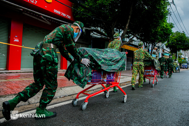 Các chiến sĩ bộ binh dầm mưa, mang rau củ tự tay trồng tặng bà con Sài Gòn khiến ai cũng xúc động: “Thấy mấy chú vất vả mà sao thương quá” - Ảnh 4.