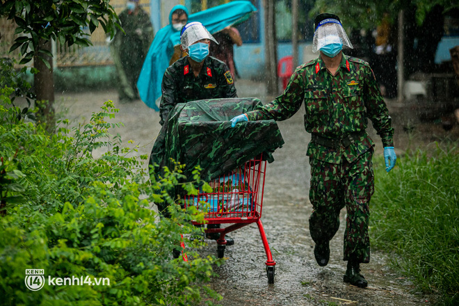 Các chiến sĩ bộ binh dầm mưa, mang rau củ tự tay trồng tặng bà con Sài Gòn khiến ai cũng xúc động: “Thấy mấy chú vất vả mà sao thương quá” - Ảnh 11.