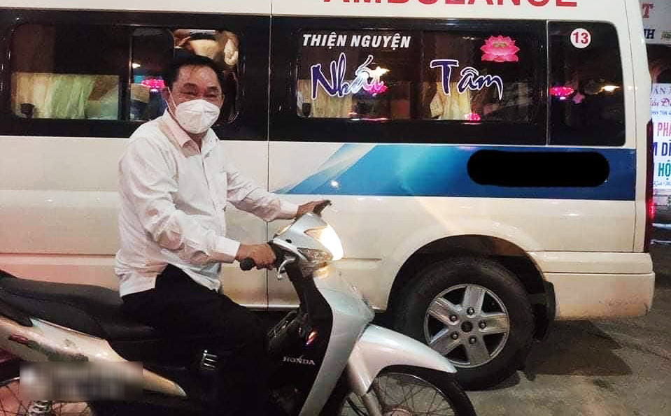 Doanh nhân Huỳnh Uy Dũng đi xe máy kiểm tra 400 bình oxy trao tặng, âm thầm đặt 50.000 bình cho bà con