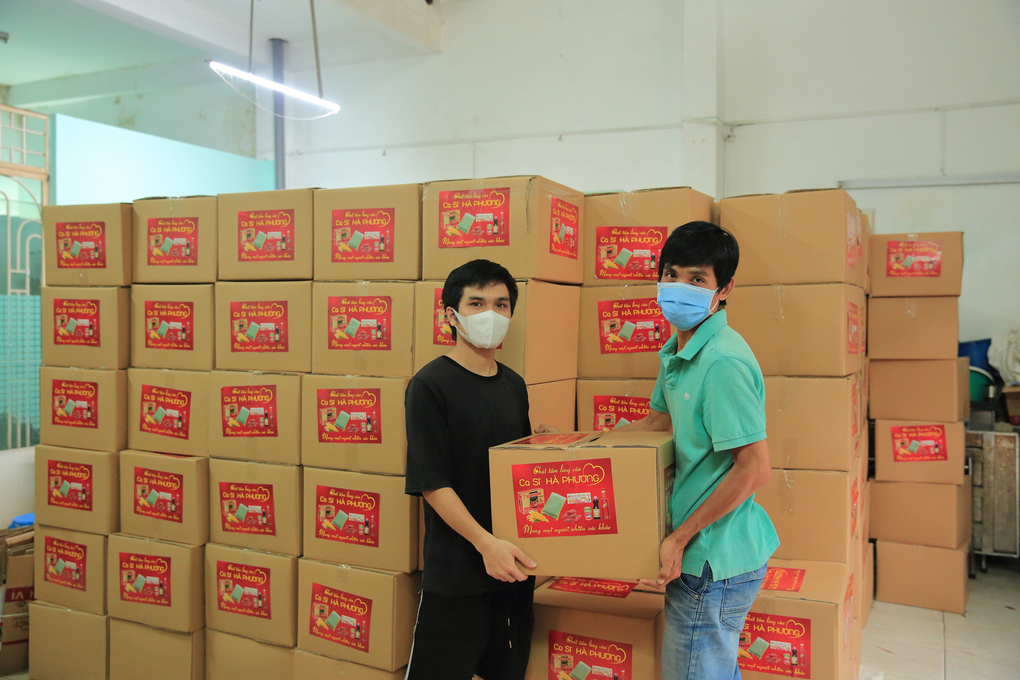 Ca sĩ tỷ phú Hà Phương ủng hộ Sài Gòn hơn 100 tấn lương thực - Ảnh 1. Ca sĩ tỷ phú Hà Phương ủng hộ Sài Gòn hơn 100 tấn lương thực - Ảnh 1.