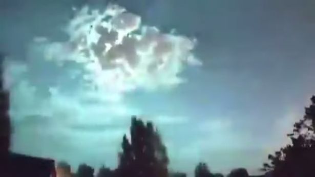 Clip: Thiên thạch khiến cả bầu trời biến thành màu xanh kỳ lạ rồi lao thẳng xuống đất nổ tung như phim - Ảnh 3.