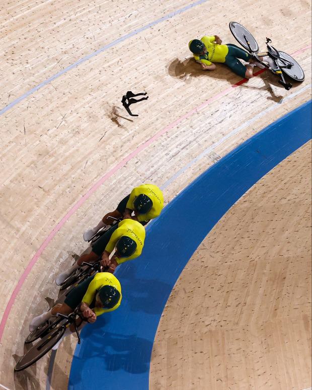 Tai nạn khó đỡ tại Olympic Tokyo: Gãy tay lái khi đang đua xe - Ảnh 2.