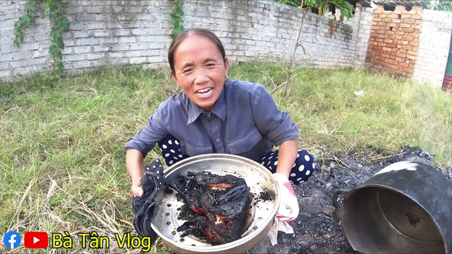 Học theo mạng xã hội làm món gà úp nồi nhưng chàng trai khiến người xem không thể tìm thấy con gà đâu sau khi nướng - Ảnh 4.