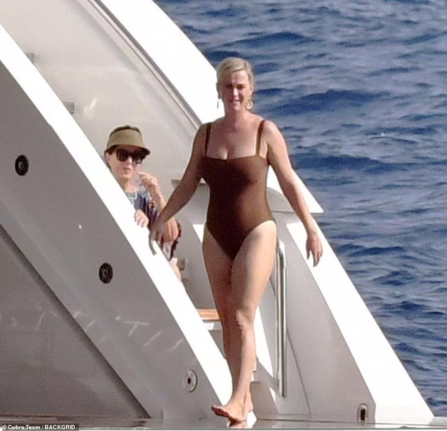 Katy Perry was secretly photographed passionately kissing 'Lord of the Rings' actor on a yacht - Photo 4.