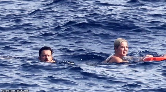 Katy Perry bị chụp trộm ôm hôn đắm đuối tài tử ‘Chúa nhẫn’ trên du thuyền  - Ảnh 7.