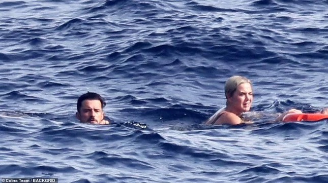 Katy Perry was secretly photographed passionately kissing 'Lord of the Rings' actor on a yacht - Photo 7.