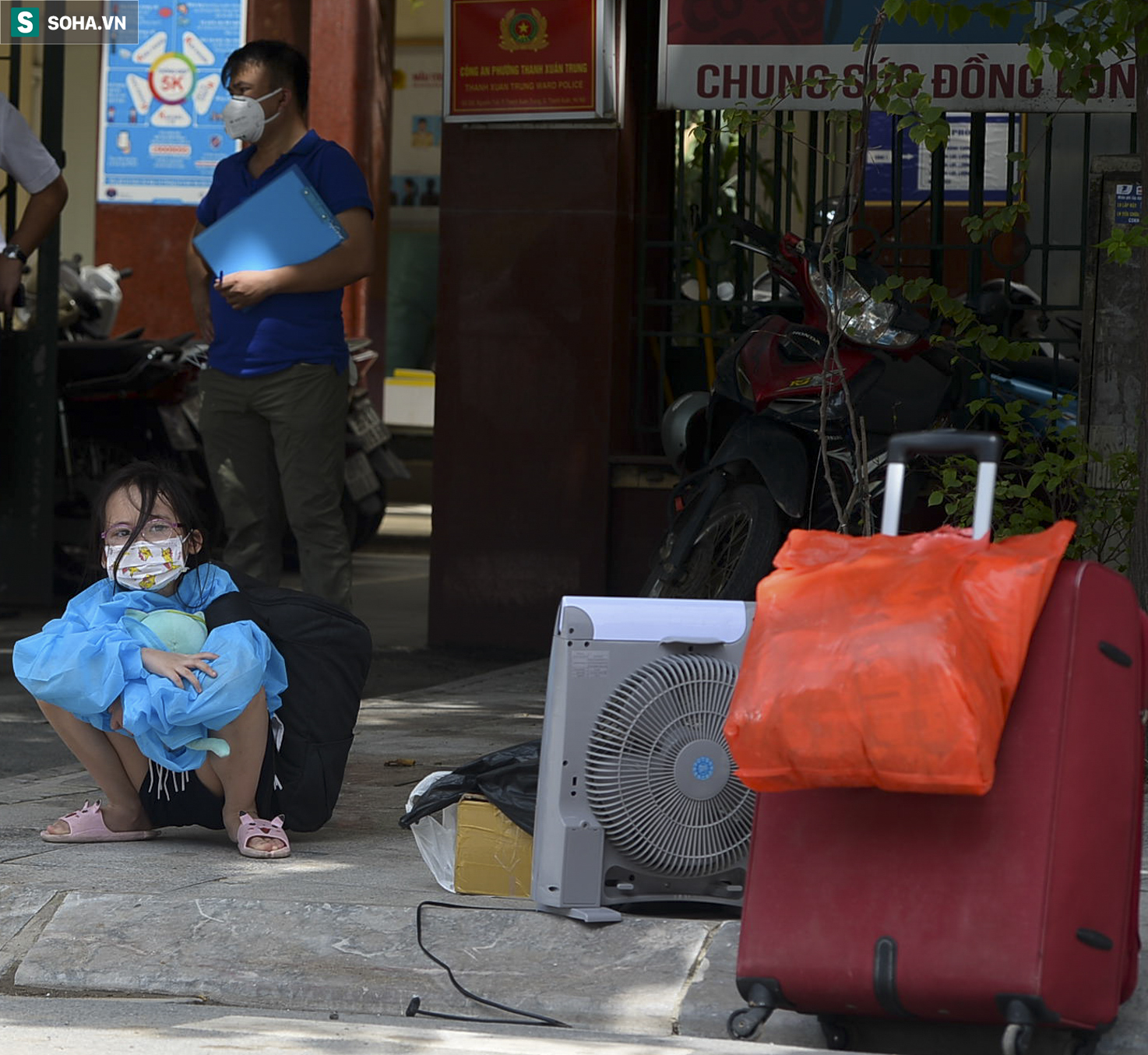 Hà Nội: Cận cảnh đưa F0 tại ổ dịch phường Thanh Xuân Trung đi cách ly, điều trị - Ảnh 10. Hà Nội: Cận cảnh đưa F0 tại ổ dịch phường Thanh Xuân Trung đi cách ly, điều trị - Ảnh 10.