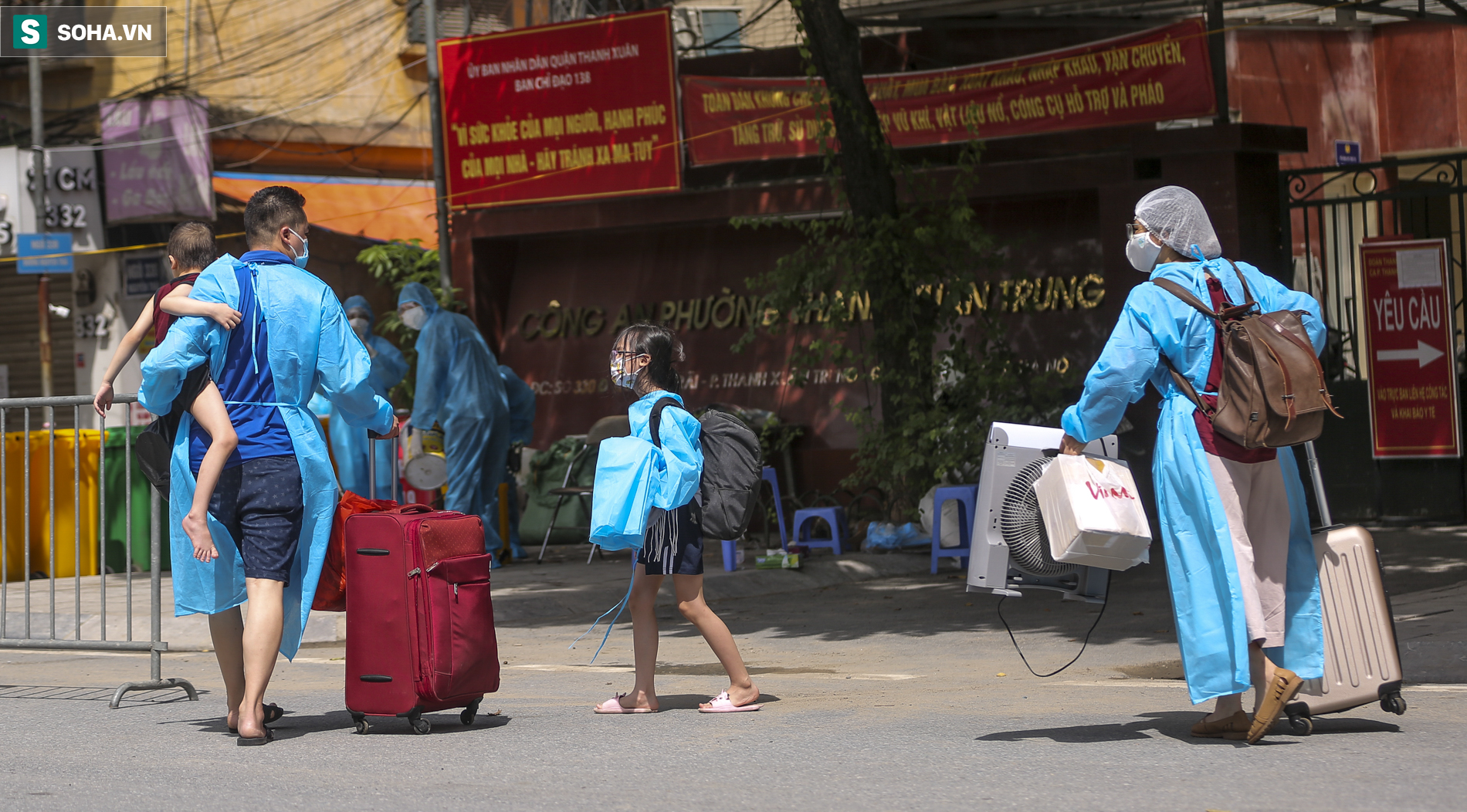 Hà Nội: Cận cảnh đưa F0 tại ổ dịch phường Thanh Xuân Trung đi cách ly, điều trị - Ảnh 13. Hà Nội: Cận cảnh đưa F0 tại ổ dịch phường Thanh Xuân Trung đi cách ly, điều trị - Ảnh 13.