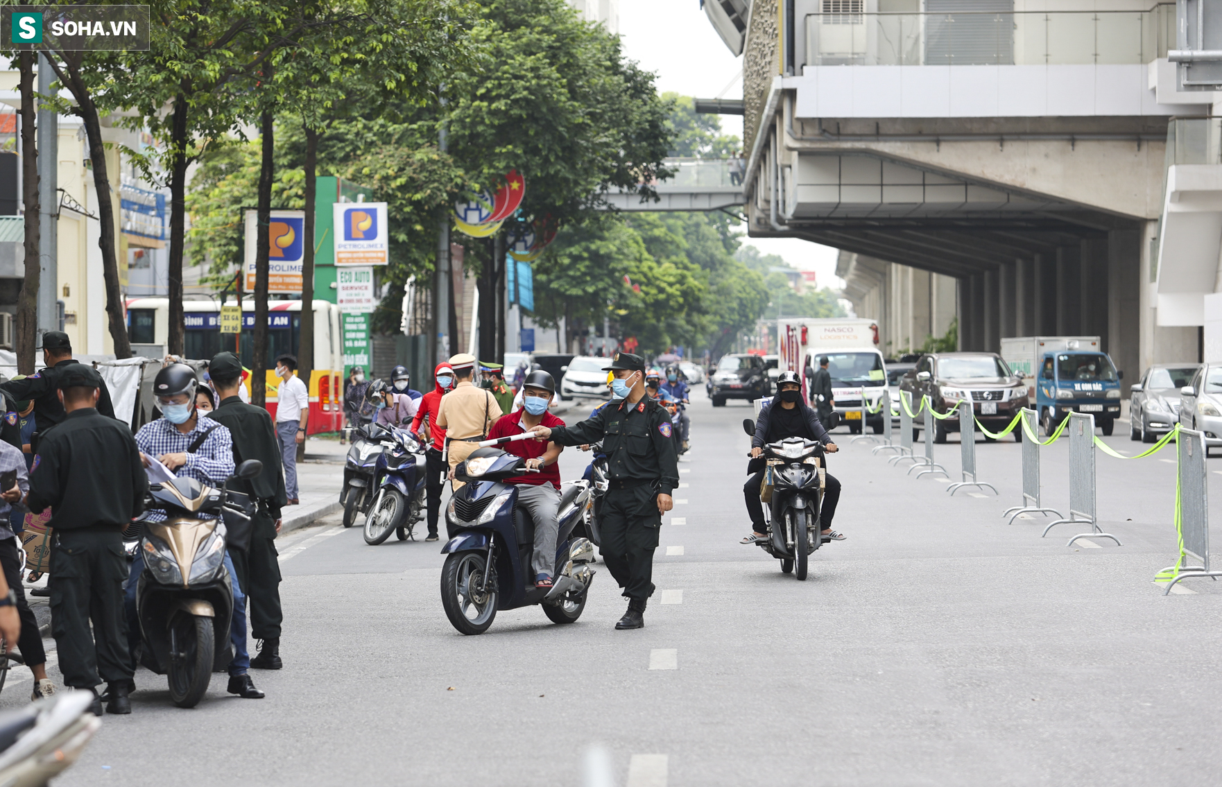 Hà Nội: Tổ công tác đặc biệt lập chốt dài 200 mét, kiểm tra hơn 1000 phương tiện trong 2 tiếng - Ảnh 1.