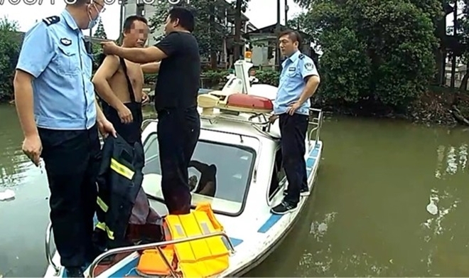 Người đàn ông cố thủ vài giờ dưới sông, cảnh sát tiếp cận mới biết lý do gây choáng - Ảnh 3.