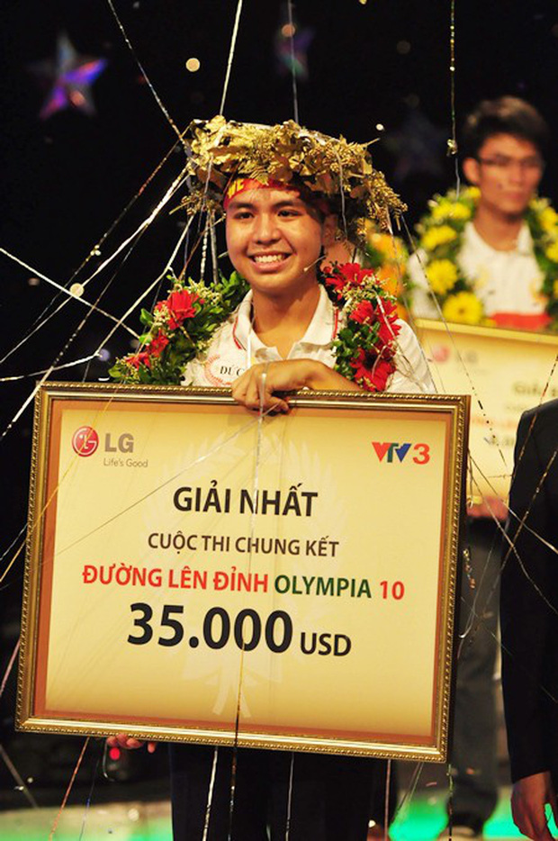 Nhà vô địch Olympia năm thứ 10 bất ngờ xuất hiện cùng cô giáo Vật lý từng gây bão, tiết lộ sự nghiệp siêu thành công, gây tò mò nhất là dự định về Việt Nam - Ảnh 2.