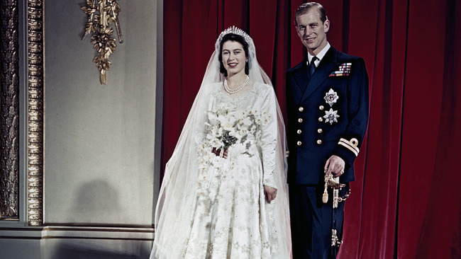 Điều ít biết về chiếc bánh cưới của Nữ hoàng Anh, ẩn chứa bí quyết đặc biệt sau 68 năm vẫn ăn được như thường - Ảnh 1.