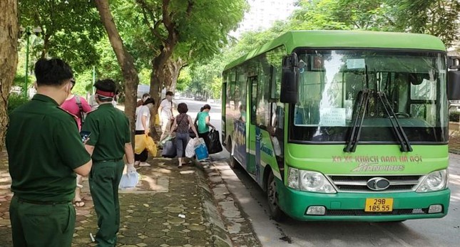  Hình ảnh xe buýt đưa đón công dân tại các khu cách ly  - Ảnh 2.