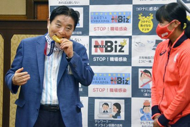 Thị trưởng Nhật Bản cắn hỏng huy chương vàng Olympic, bị chỉ trích dữ quá nên có thể sẽ từ chức luôn - Ảnh 1.