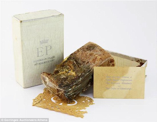 Điều ít biết về chiếc bánh cưới của Nữ hoàng Anh, ẩn chứa bí quyết đặc biệt sau 68 năm vẫn ăn được như thường - Ảnh 4.