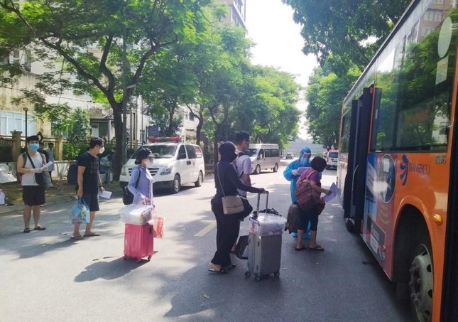  Hình ảnh xe buýt đưa đón công dân tại các khu cách ly  - Ảnh 4.