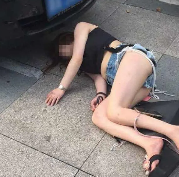 Cô gái ăn mặc mát mẻ nằm lăn lóc trên đường, cách xử trí của cảnh sát được dư luận tán thưởng - Ảnh 1.