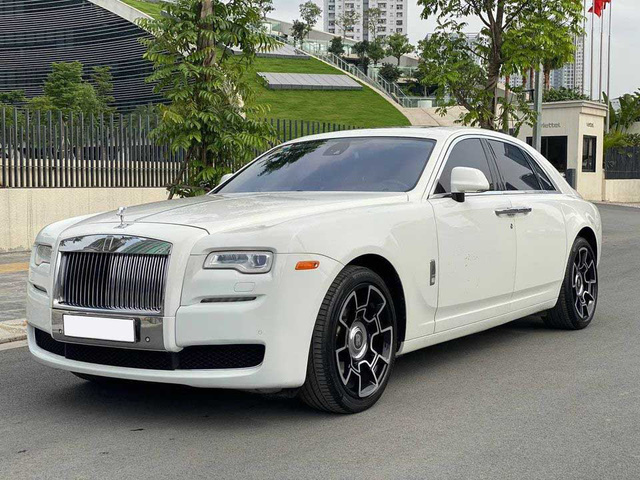Rolls-Royce Ghost xuống giá, rẻ hơn cả Mercedes-Maybach vài tỷ đồng dù chỉ chạy 50.000km - Ảnh 1.