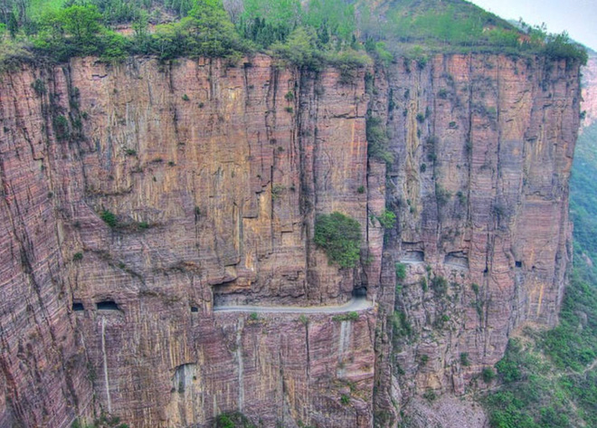 Độc đáo ngôi làng trên cao, nơi người dân tự tay đào 1,2km đường hầm xuyên núi để xuống dưới xuôi - Ảnh 2.