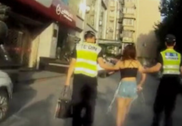 Cô gái ăn mặc mát mẻ nằm lăn lóc trên đường, cách xử trí của cảnh sát được dư luận tán thưởng - Ảnh 4.