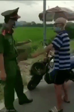 Ông cụ 90 tuổi cầm mũ cối đánh chiến sĩ công an ở chốt kiểm dịch: Tưởng tao sợ mày à? - Ảnh 2. Ông cụ 90 tuổi cầm mũ cối đánh chiến sĩ công an ở chốt kiểm dịch: Tưởng tao sợ mày à? - Ảnh 2.