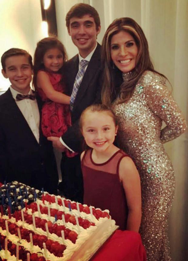 Cả tuổi thơ bị chê xấu như quỷ, bà mẹ quyết đập đi xây lại giống Đệ nhất phu nhân Mỹ và kết quả ngoài sức tưởng tượng - Ảnh 7. Cả tuổi thơ bị chê xấu như quỷ, bà mẹ quyết đập đi xây lại giống Đệ nhất phu nhân Mỹ và kết quả ngoài sức tưởng tượng - Ảnh 7.