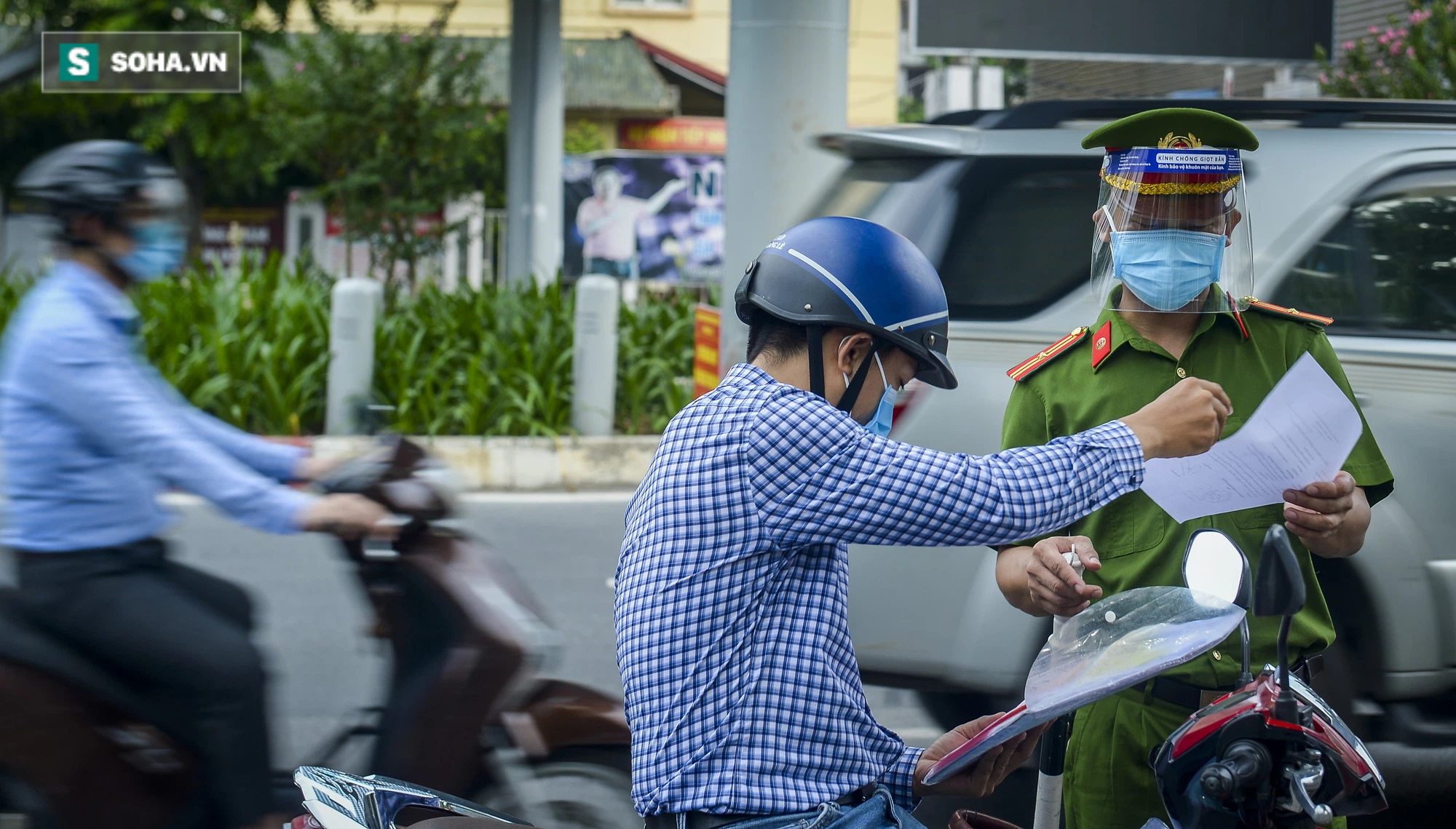 Hà Nội: Hàng loạt người dân bị xử phạt vì thiếu giấy đi đường, một số chốt kiểm soát ùn ứ - Ảnh 3.