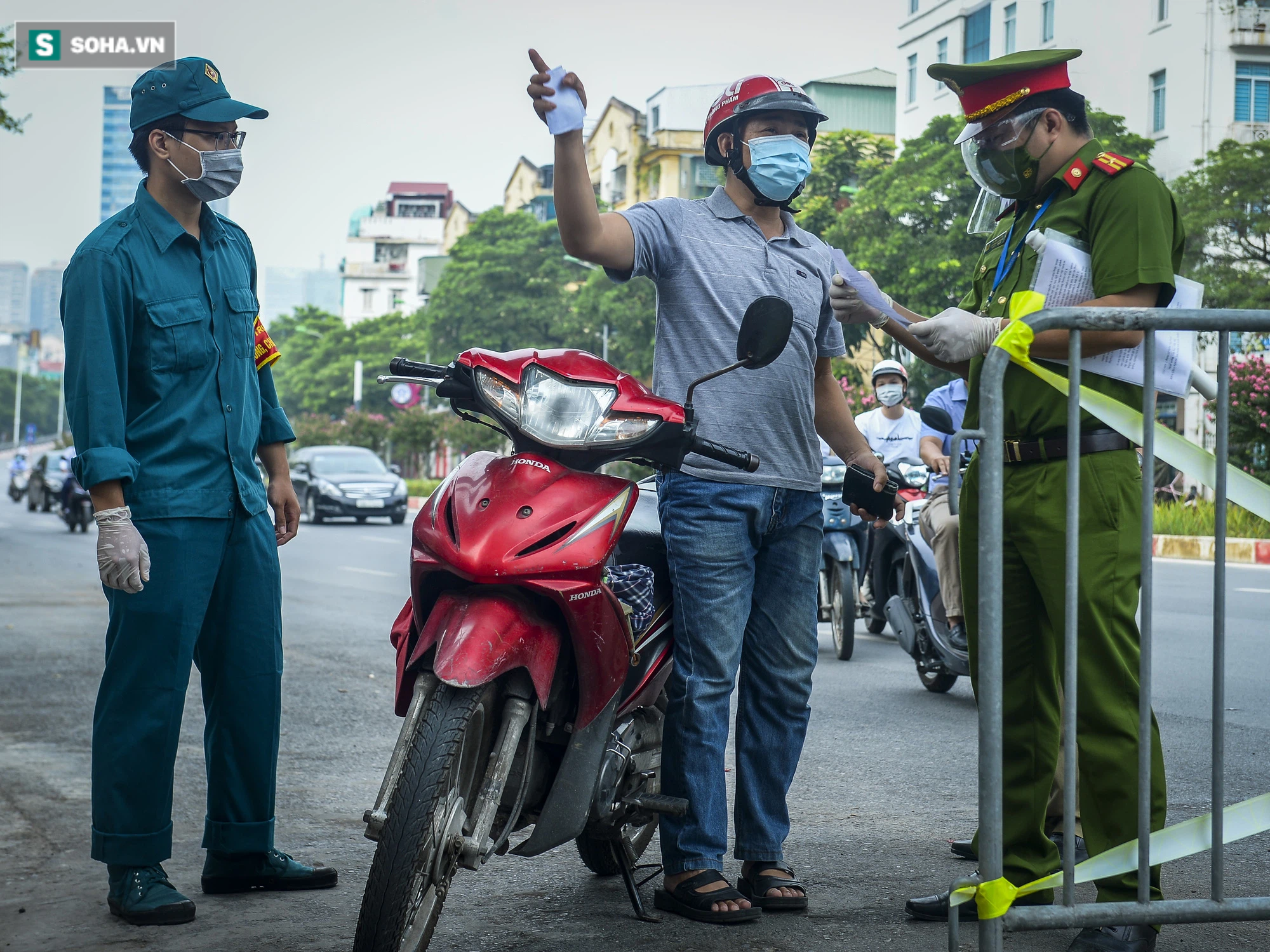 Hà Nội: Hàng loạt người dân bị xử phạt vì thiếu giấy đi đường, một số chốt kiểm soát ùn ứ - Ảnh 4.