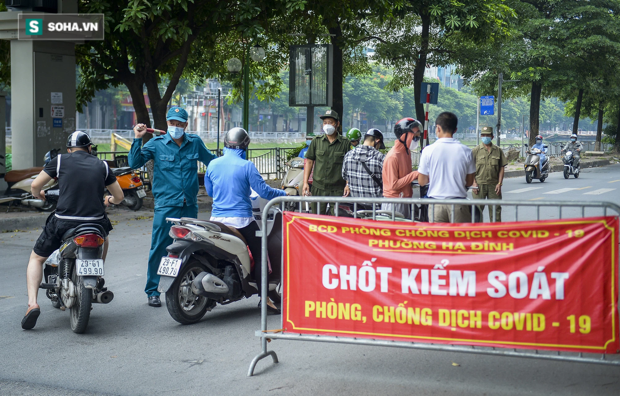 Hà Nội: Hàng loạt người dân bị xử phạt vì thiếu giấy đi đường, một số chốt kiểm soát ùn ứ - Ảnh 10.