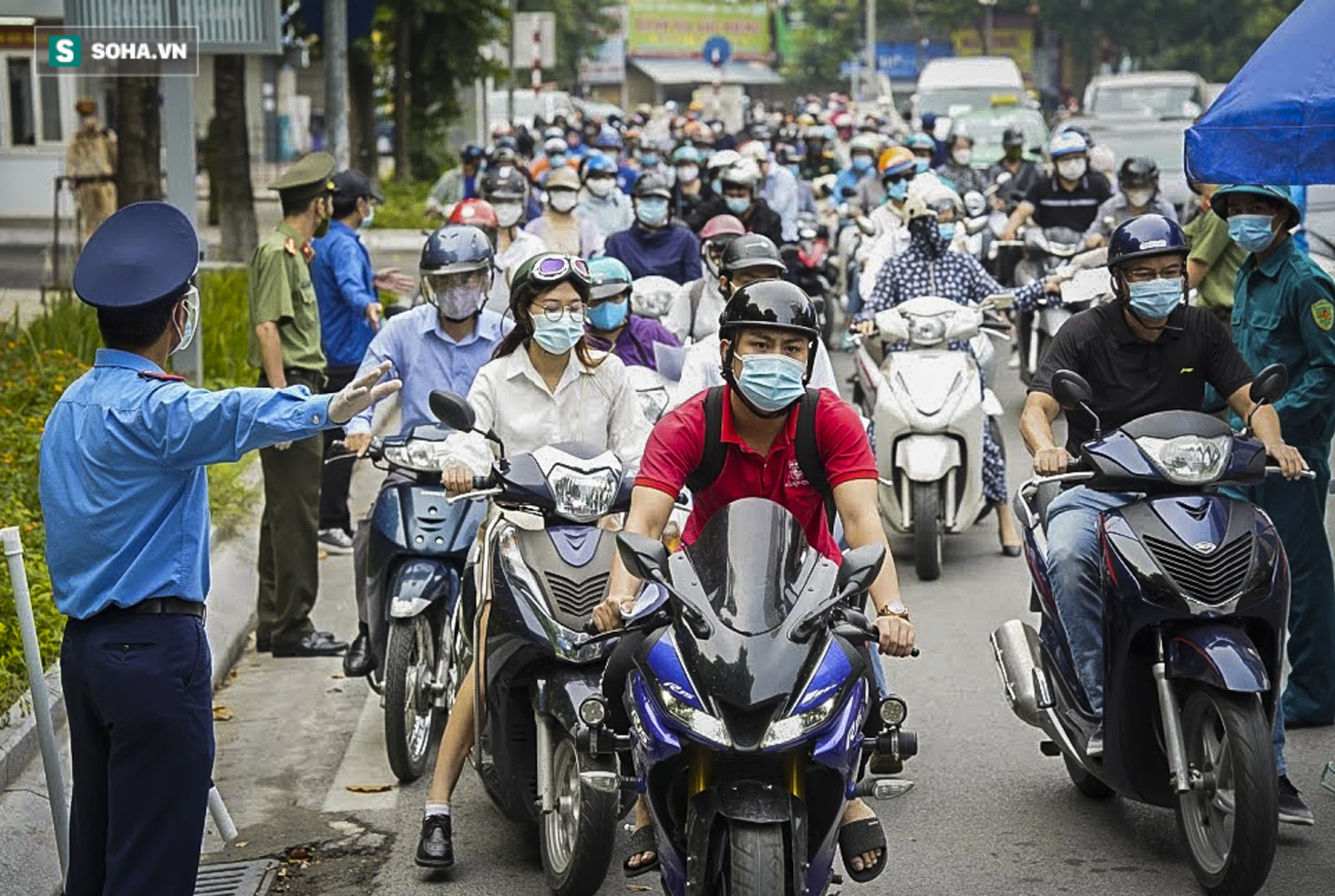 Hà Nội: Hàng loạt người dân bị xử phạt vì thiếu giấy đi đường, một số chốt kiểm soát ùn ứ - Ảnh 1.