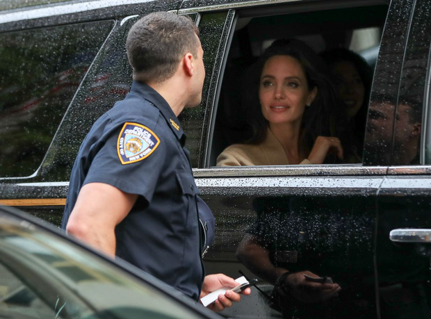 Angelina Jolie bị cảnh sát ới, dân tình không cần biết lý do mà chỉ ngẩn ngơ ngắm gương mặt đẹp như tranh lấp ló trong xe - Ảnh 1.