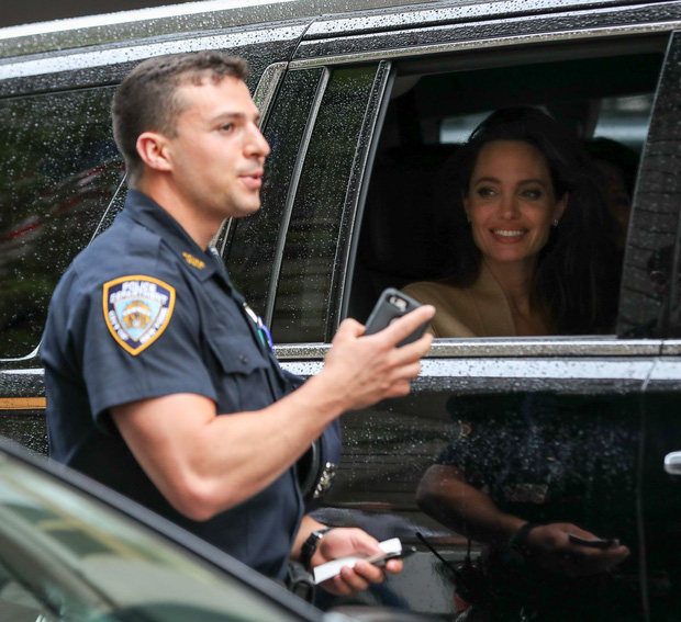 Angelina Jolie bị cảnh sát ới, dân tình không cần biết lý do mà chỉ ngẩn ngơ ngắm gương mặt đẹp như tranh lấp ló trong xe - Ảnh 5.